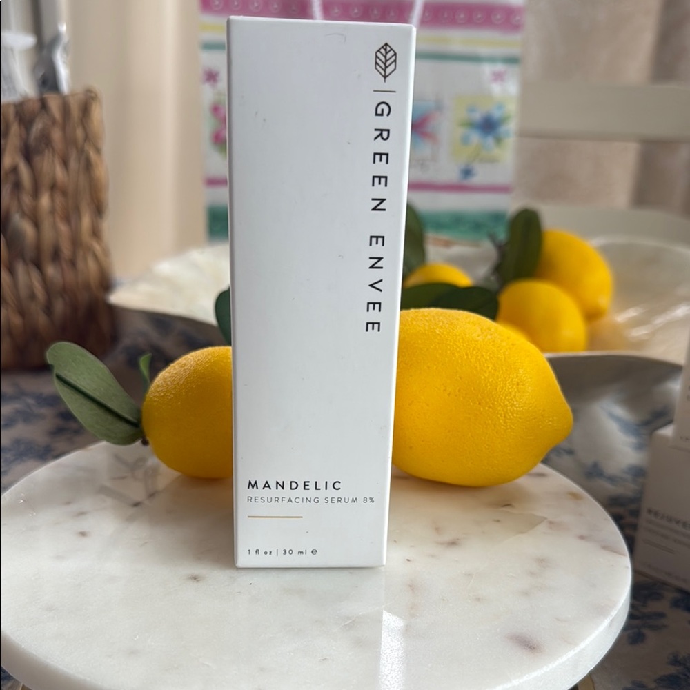 Mandelic Resurfacing Serum - White